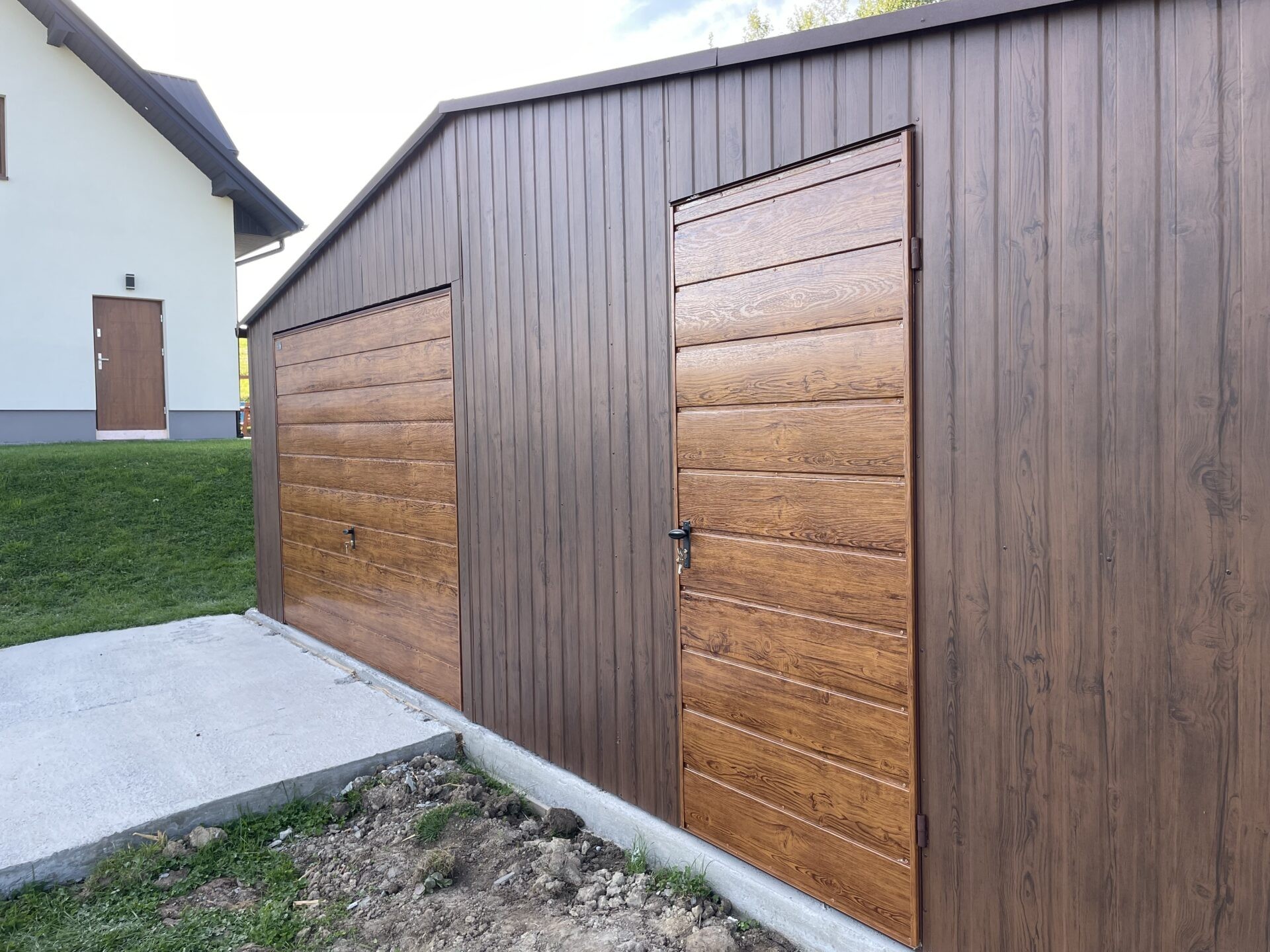 garaże drewnopodobne