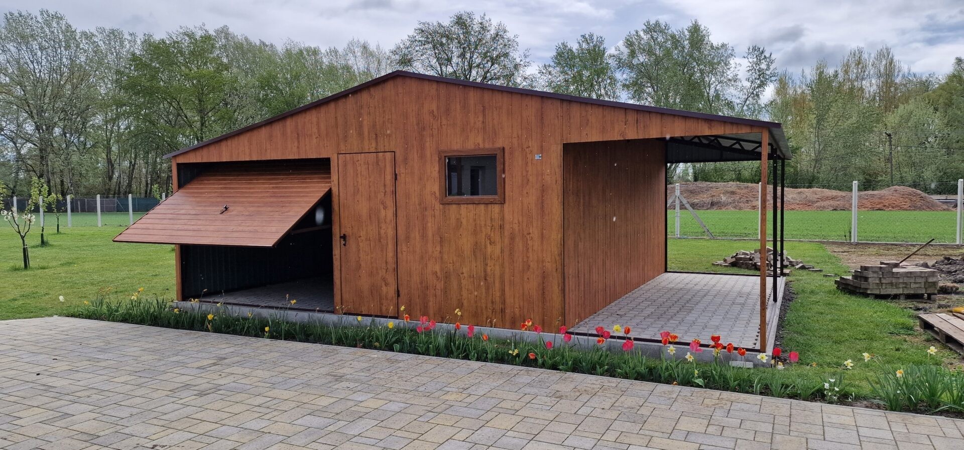 garaże drewnopodobne